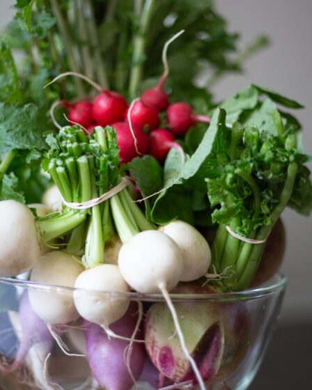 warzywa i owoce leżące na straganie - zdrowe żywienie
